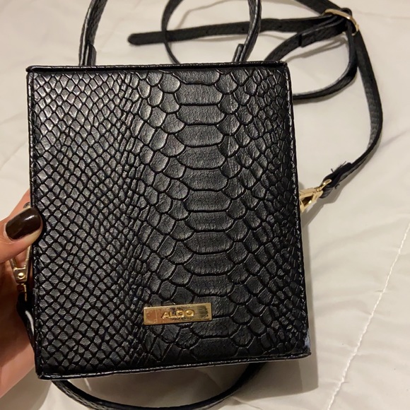 Adorable top handle box back with removable and adjustable long strap - Picture 3 of 5